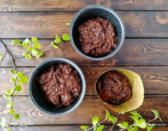 Теперь выкладываем тесто в слегка смазанные растительным маслом формы для выпекания. У меня получились 2 средние и 1 небольшая. Ставим еще раз тесто на 20-30 минут подойти. Да, снова в тепленькую духовку!