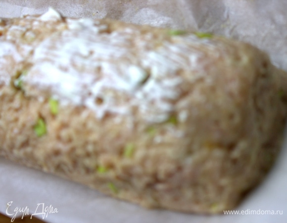 Края запечатать фаршем.