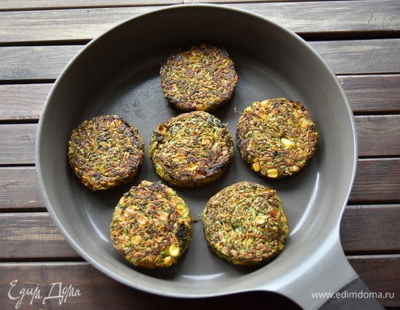 На сковороде разогреть оливковое масло и обжарить котлеты до подрумянивания с двух сторон на среднем огне. Масла не должно быть много, чтобы котлеты не поплыли (только на дне сковороды). В конце сковороду накрыть крышкой и потомить котлеты еще 2–3 минуты. Подавать как холодными, так и горячими с соусом из йогурта, чеснока и зелени.