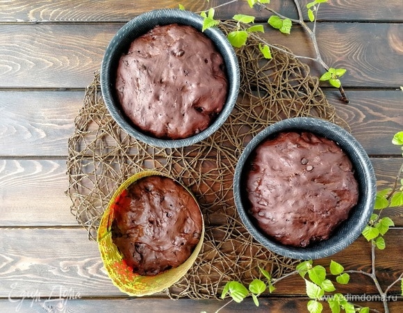 Через 25 минут вытаскиваем подошедшие куличи из духового шкафа. Видите, как они поднялись и выровнялись?! Красота! Духовку разогреваем до 180°С. Куличи ждут своего момента на столе. Как только духовка разогрелась, ставим куличи выпекаться на 25-35 минут в зависимости от размера Ваших форм и способностей духового шкафа. Моим потребовалось 30 минут. Готовность проверяем классически: зубочисткой. Она должна быть сухой. Советую «тыкнуть» в разных местах, потому как можно попасть в расплавившуюся шоколадную каплю, которая введёт в заблуждение, что кулич еще сырой.