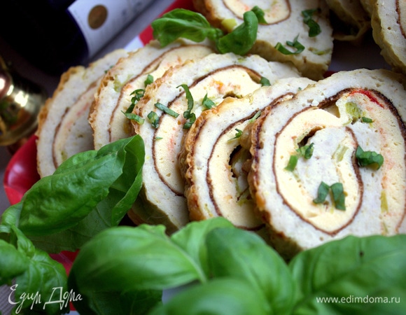 Остудить немного, если нужно, рулет подать теплым. Нарезать.