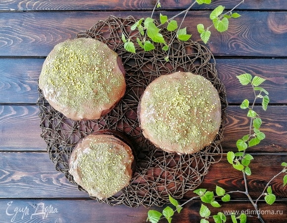 Остывшие куличи достаем из форм, поливаем растопленным шоколадом и посыпаем фисташковой мукой и кондитерской посыпкой. Я для цветовой гармонии взяла только желтое «пшено».