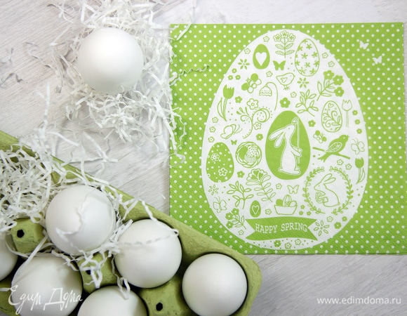 Я давно хотела сделать декор пасхальных яиц в монохромной цветовой гамме, и когда перед Пасхой увидела эту салфетку в магазине для творчества, сразу представила себе результат. Я пришла домой, нашла занавеску, которую вязала моя бабушка, белую корзинку, сварила яйца и начала творить.