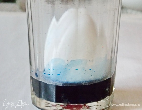 Теперь будем делать двойное яйцо и мраморное. Для начала разведем краситель в небольшом количестве воды и добавьте 1 ст. ложку уксуса. Опустите яйцо стоя. Оно должно опуститься лишь на часть. Оставьте на 20 минут.