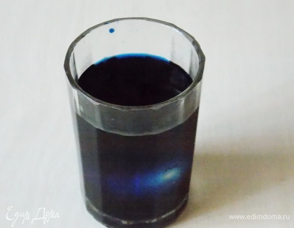 Затем налейте воду до полного покрытия яйца. Оставьте на 5–10 минут.