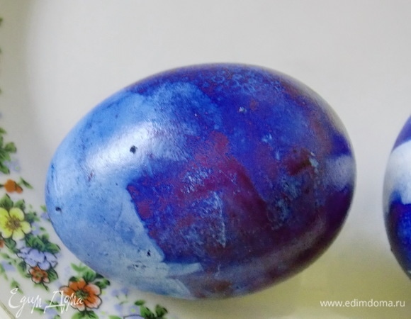 А можно, еще сырое яйцо, протереть промасленной тряпочкой. Краска разотрется по поверхности, придавая мраморный окрас.