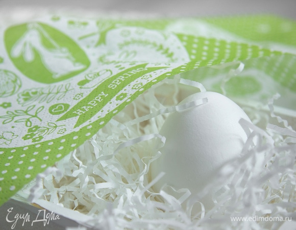 Так как салфетка у меня трехслойная, я отделила верхний слой. Чем тоньше картинки, тем легче они приклеятся.