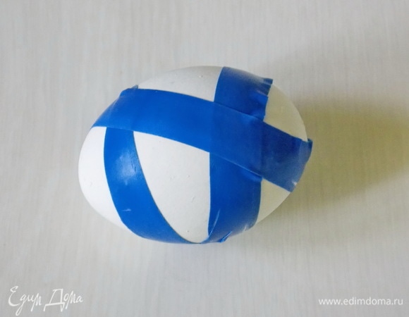 Ну и напоследок соединим игру красок и изоленты. Вареное, сухое яйцо произвольно обклеиваем обычной изолентой.