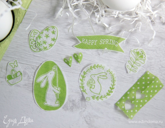 Есть один важный момент. Если картинка на белом фоне, то ее край будет совсем незаметным, когда клей высохнет. Так что я вырезала картинки с белыми полями. Из сгибов салфетки у меня получились сердечки.