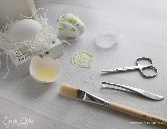 Салфетки можно приклеить и на клей ПВА, и на клейстер, и на яичный белок. У меня вместо клея яичный белок. Так как некоторые детали очень мелкие, я брала их пинцетом.