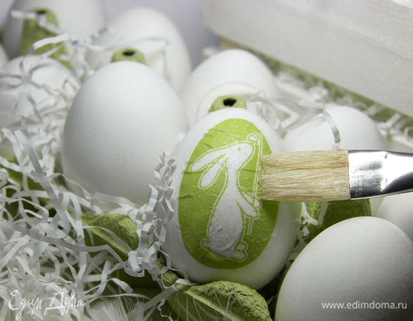 Сначала нужно намазать место для картинки, даже больше, чем нужно, и приложить картинку. Затем кисточкой аккуратно разгладить картинку, только лучше делать это не очень влажной кистью. Я взяла широкую кисть, чтобы было удобнее разглаживать картинки. Процесс похож на наклеивание переводок, которые были в моем детстве. Потому что и с теми, и с другими нужно обращаться предельно осторожно, чтобы не порвать. В нашем случае это не страшно, так как картинок на салфетке много. Сначала кажется, что складочки так и останутся, но в итоге все получается очень ровно и гладко.