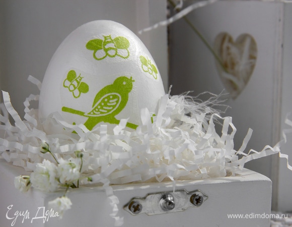Я старалась, чтобы каждое яйцо у меня получилось с разным сюжетом. Птичка и шмели, цыплята и цветочки, влюбленные зайчата и т.д.