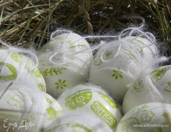 Мне захотелось украсить некоторые яйца пушистыми ниточками.