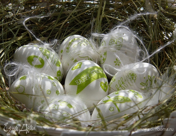 Когда все было готово, вышло солнышко. Я повесила бабушкину занавесочку на окно — получился шикарный свет! Спасибо бабушке!
