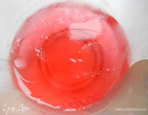 К желе со вкусом клубники Haas добавить кипяченую воду и перемешать до полного растворения.