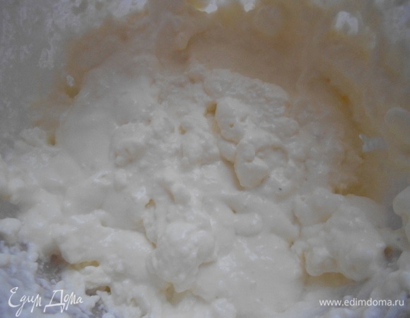 Творог протереть через сито, добавить йогурт, сахарную пудру, перемешать до однородной консистенции.