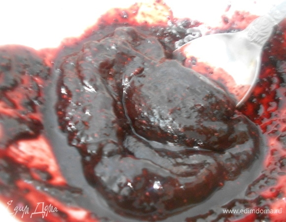 Чернику и очищенный банан перемешать с помощью блендера до однородной консистенции.