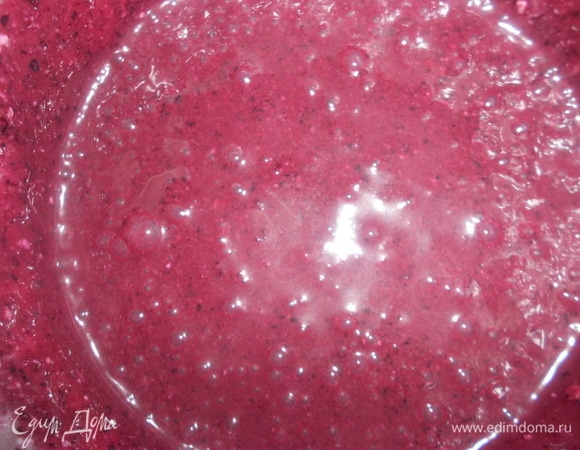 Перемешать черничную и йогуртовую массу, взбить.