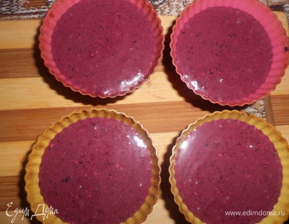 Добавить растворенное желе. Перемешать. Разлить по формочкам и поставить в холодильник на 40–45 минут (до застывания).