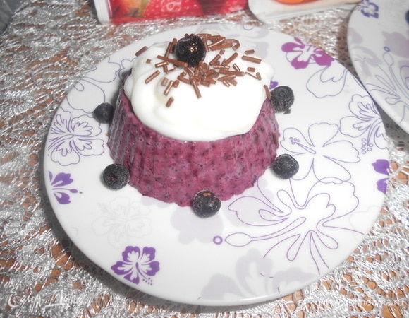 Приготовить взбитые сливки. К охлажденному молоку добавить сухую смесь взбитых сливок Haas и перемешать до загустения. Охлажденный десерт перевернуть на блюдо, украсить взбитыми сливками и шоколадной посыпкой.