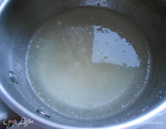 Желатин Haas залить холодной водой и оставить для набухания. Затем желатин нагреть на медленном огне, добавить 2 ст. л. сахара, не доводить до кипения.