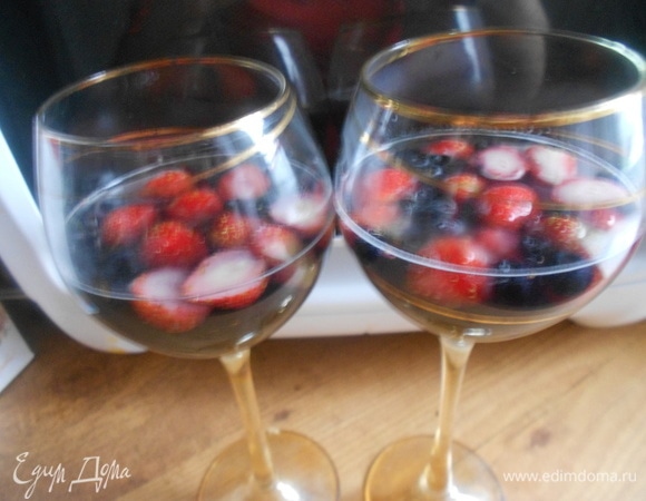 Клубнику нарезать на половинки (если она крупная). В два высоких бокала выложить равномерно чернику и клубнику. Залить их приготовленным желе до половины бокала.