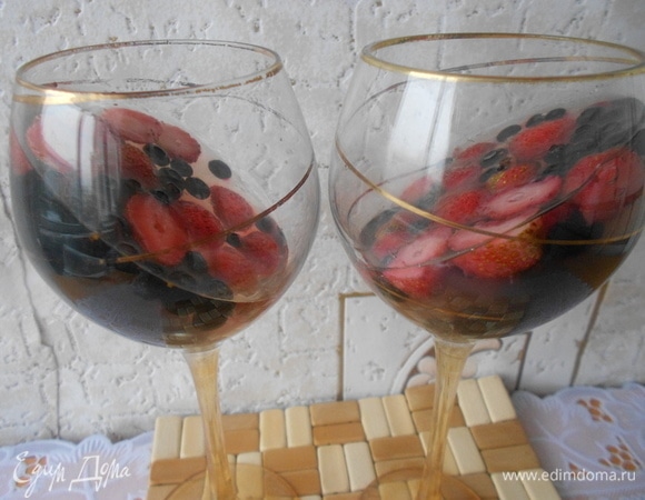 Поставить бокалы в холодильник для застывания, немного наклонив их.