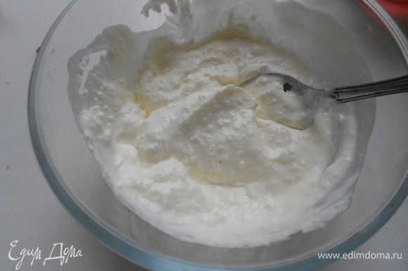 После того, как желе застынет, приготовить крем, для этого перемешать творог, йогурт и сахарную пудру Haas до однородной консистенции.