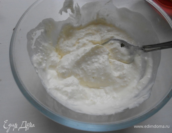 После того, как желе застынет, приготовить крем, для этого перемешать творог, йогурт и сахарную пудру Haas до однородной консистенции.