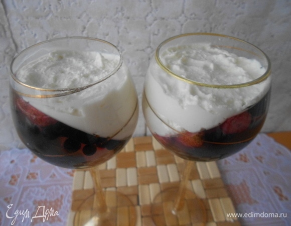 Выложить крем на застывшее желе с ягодами.