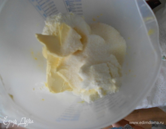 Творог протереть через сито. К творогу добавить мягкое сливочное масло, сахар, ванильный сахар Haas. Перемешать.