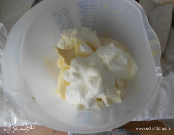 Добавить сметану, взбить в чаше блендера.