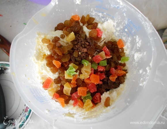 Добавить цукаты, промытый и распаренный изюм, нарезанный мелкими кусочками шоколад. Перемешать, чтобы введенная масса распределилась равномерно.