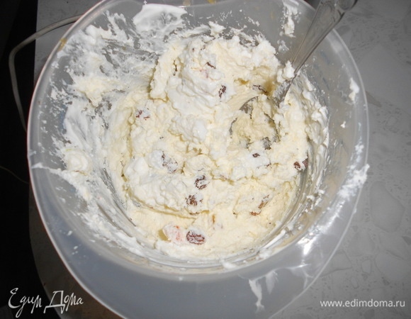 Пасочницу застелить влажной марлей, выложить в пасочницу творожную массу, плотно утрамбовывая.