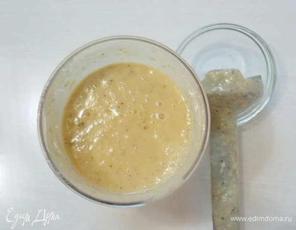 В чашу блендера положите очищенный ананас, орехи, очищенные финики и влейте молоко. Пробейте до однородной массы.