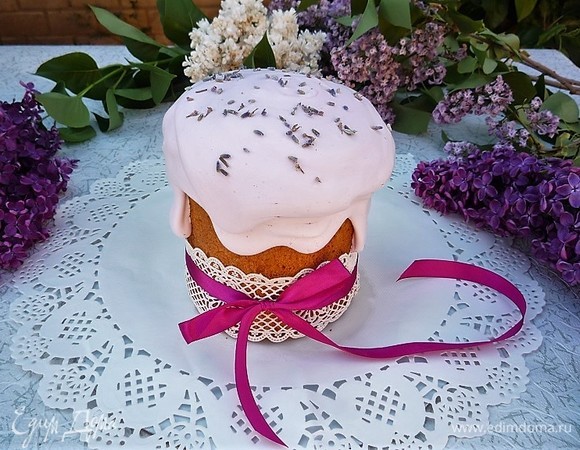 Я приготовила желатиновую глазурь. Для этого 1 ч. ложку желатина заливаем 2 ст. ложками воды и оставляем набухнуть. В кастрюльку насыпаем 180 г сахара, добавляем 4 ст. ложки воды и даем сахару раствориться, не кипятим. Как только сахар растворился, снимаем кастрюльку с огня. В горячий сахарный сироп выкладываем набухший желатин, хорошо перемешиваем и взбиваем миксером до желаемой густоты, добавляем в процессе 1 ч. ложку лимонного сока, примерно 5–7 минут. По желанию, добавляем краситель, перемешиваем глазурь и поливаем ей куличики.