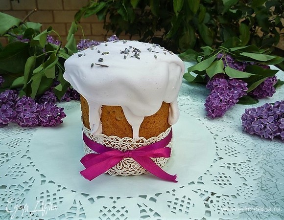 Украшаем остывшие куличи глазурью и посыпаем цветками лаванды.