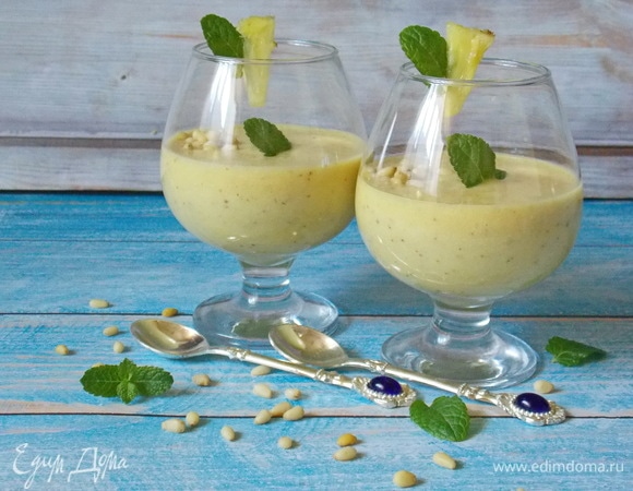 Разлить по бокалам и подавать.