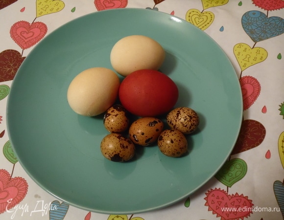 Сварить яйца с добавлением любого натурального красителя: луковой шелухи, куркумы, шафрана.