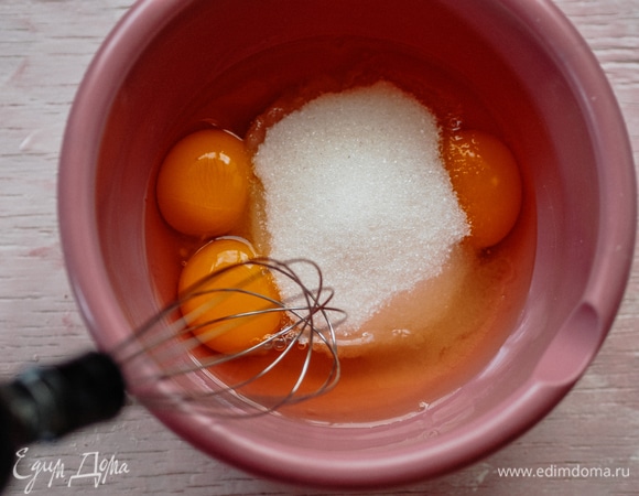 Взбить яйца и желток с сахаром.
