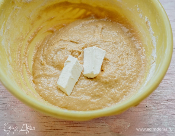 Вмешайте порциями сливочное масло. Готовое тесто должно быть гладким и хорошо растягиваться.