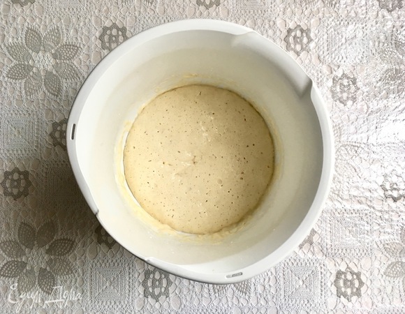 Просеять муку. Развести в теплом молоке дрожжи, добавить 1 ч. л. сахара и 80 г муки из общей массы. Это опара. Накрыть и оставить в теплом месте на полчаса до увеличения объема в 2 раза.