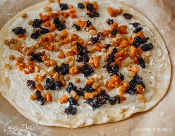 Сверху разложить часть сухофруктов, посыпать молотым кардамоном.