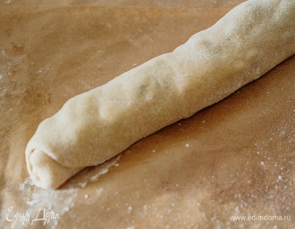 Завернуть пласт теста в рулет.