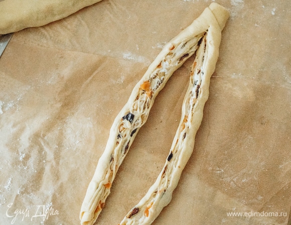 Рулет разрезать вдоль, но не до конца. Отступить от края не более 1,5 см.