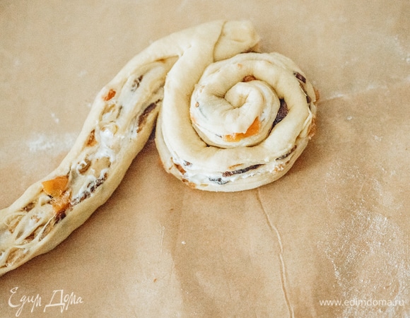 Скрутить сначала одну часть теста слоями наружу.