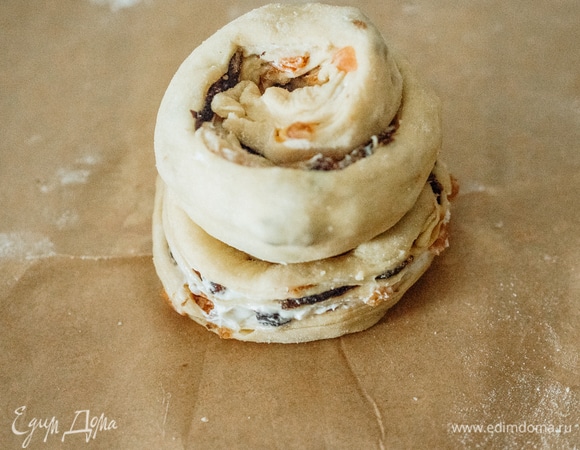 Затем другую поверх первой части. Повторить все для оставшихся двух частей теста. Свернутый рулет поместить в форму для кулича. Дать краффинам подойти и увеличиться в объеме еще примерно 45 минут.