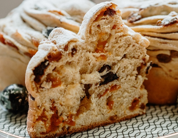 Выпекать в хорошо разогретой духовке при 180°C до золотистого цвета. Готовые куличи полностью остудить и посыпать сахарной пудрой. Приятного аппетита!