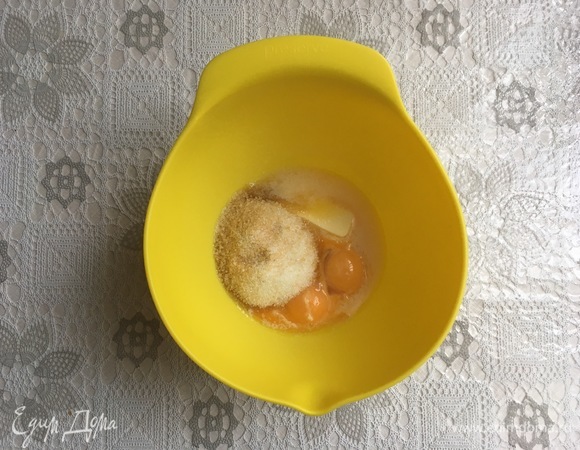 Сливочное масло (40 г) растопить. Добавить яйца и сахар. Взбить.