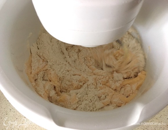 Добавить к основной муке опару, яично-масляную смесь, ванилин Haas, соль и замесить тесто до эластичности и гладкости. Готовое тесто накрыть и поставить в теплое место на 1,5 часа.